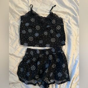 Colsie Black and Gray Snowflake Patterned Apparel
